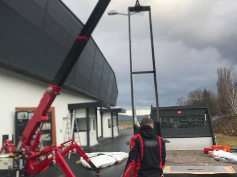 Levage et manutention précise de totems